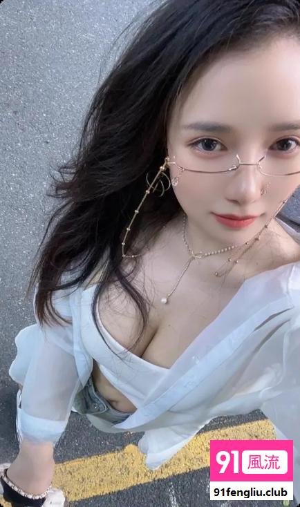 眼镜混血妹爱丽丝